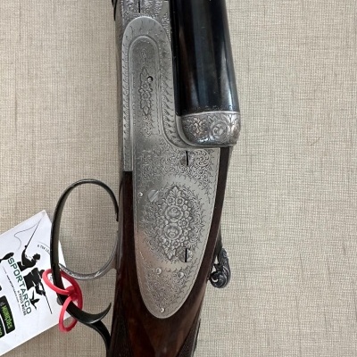 Espingarda de canos duplos com detalhes gravados e etiqueta SPORTARIM