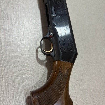 Espingarda em madeira e metal com detalhes entalhados e inscrições