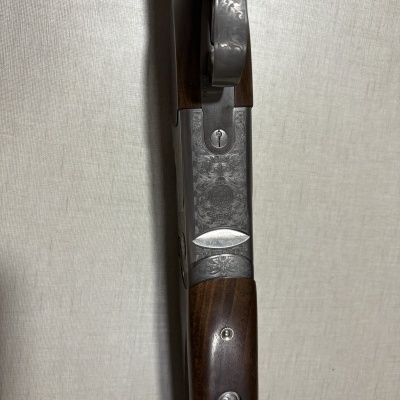 Espingarda com madeira e metal gravado com texto MADE IN ITALY