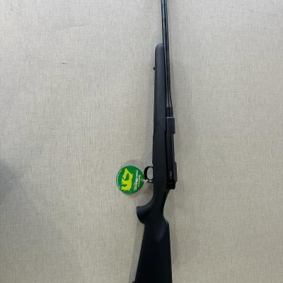 Espingarda de cano longo com coronha preta e cano metálico escuro