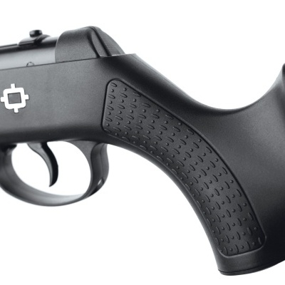 Pega preta texturizada e gatilho preto com símbolo branco ao lado.