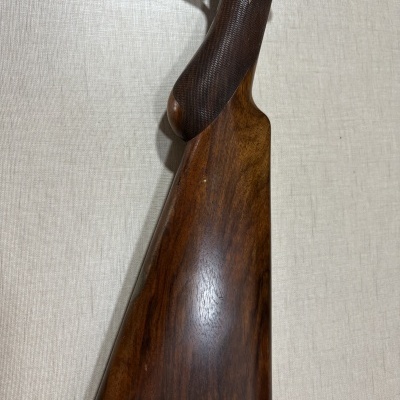 Coronha de espingarda em madeira castanha escura com textura antideslizante