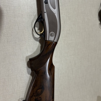 Espingarda de caça Beretta AL 391 com cabo de madeira e corpo de metal cinza