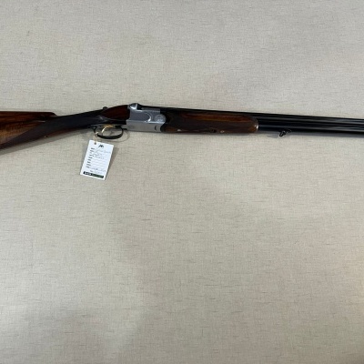 Espingarda de canos duplos com coronha em madeira castanha escura e canos pretos