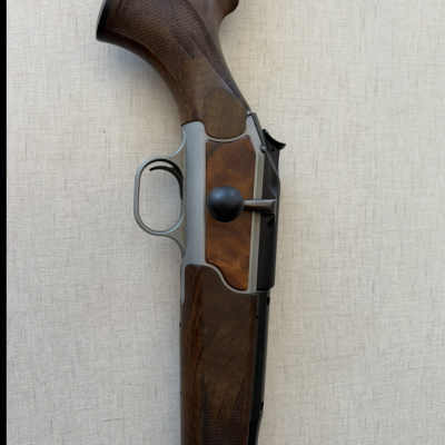 Parte de rifle com coronha e guarda-mão em madeira e corpo metálico cinza