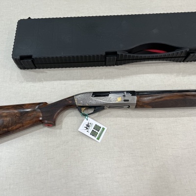 Espingarda de madeira e metal com estojo preto BENELLI