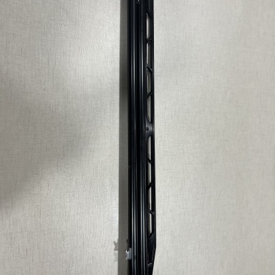 Varão de cortina preto com design recortado em superfície clara