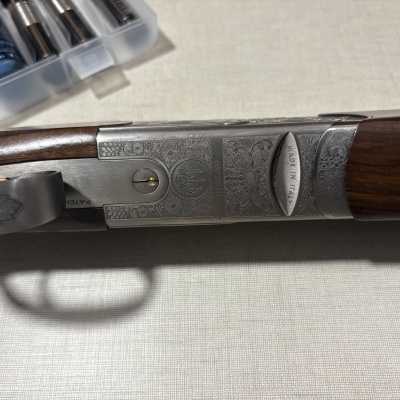 Arma de caça com coronha em madeira e metal gravado
