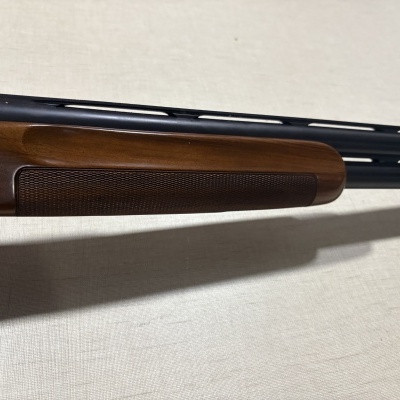 Parte de espingarda com madeira castanha e metal preto