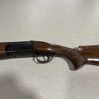 Espingarda de canos sobrepostos com madeira escura e metal preto