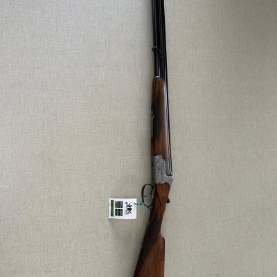 Espingarda de canos paralelos com madeira castanha e metal gravado