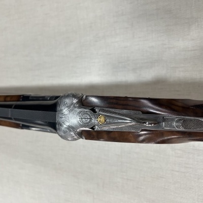 Espingarda de caça com coronha em madeira e metal gravado