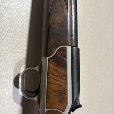 Espingarda com madeira castanha e metal prateado