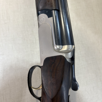 Espingarda Perazzi MX8 com madeira escura e metal prateado