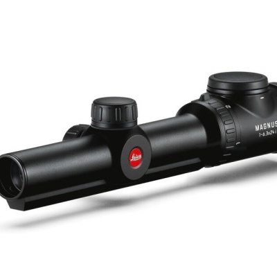 Luneta de mira óptica preta Leica com logotipo vermelho e inscrição MAGNUS 1-6X24