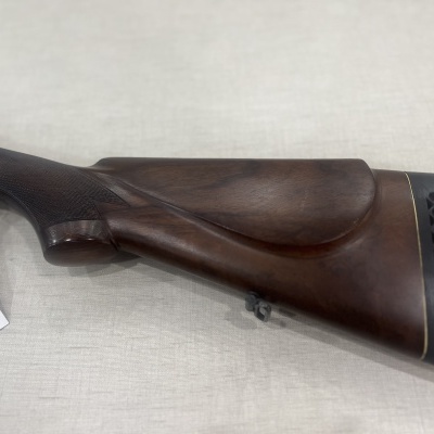 Espingarda com coronha de madeira e apoio de ombro em borracha preta
