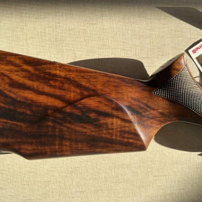 Coronha de espingarda em madeira castanha polida com acabamento em borracha preta