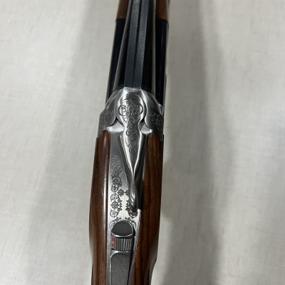 Espingarda dupla em madeira e metal prateado com detalhes gravados