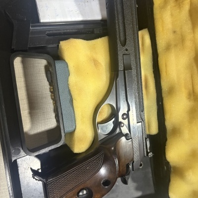 Pistola em caixa acolchoada com espuma amarela