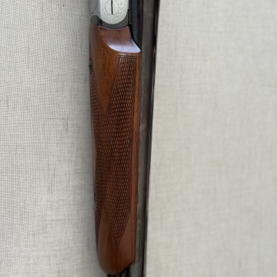 Parte de arma com madeira e metal prateado com gravações decorativas