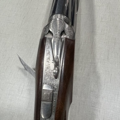 Espingarda antiga de canos paralelos em madeira e metal gravado