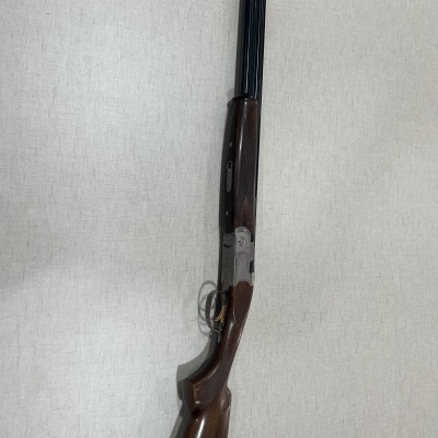 Espingarda de caça com madeira castanha e canos pretos