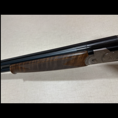 Espingarda de caça com madeira castanha e metal negro com gravação BERETTA