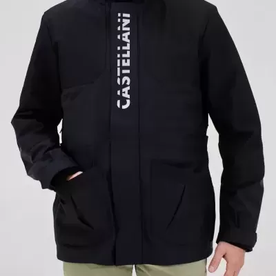 Casaco preto com bolso e palavra CÄSTELLANÏ