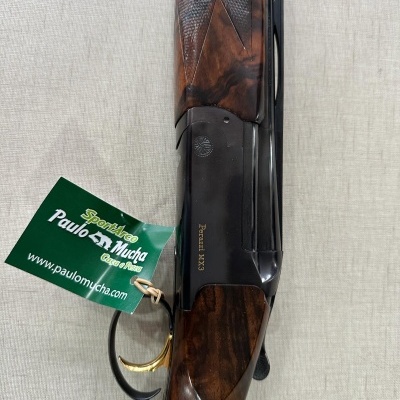 Espingarda com detalhes em madeira e metal polido, etiqueta verde ligada