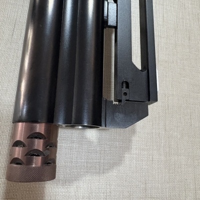 Parte frontal de arma de caçadeira com canos pretos e pontas castanhas perfuradas