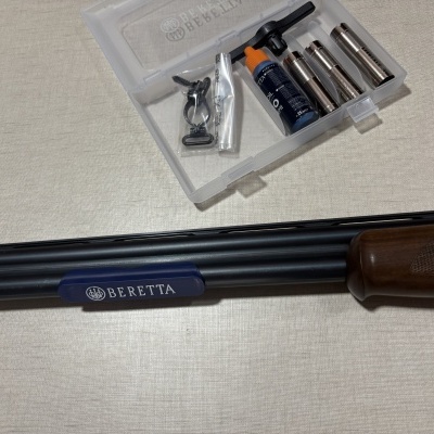 Kit de acessórios para arma Beretta com tubos de metal e óleo em caixa plástica transparente