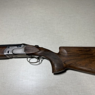 Espingarda de cano duplo com coronha de madeira e metal prateado