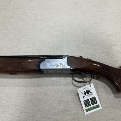 Espingarda de canos duplos com acabamento metálico gravado e madeira escura