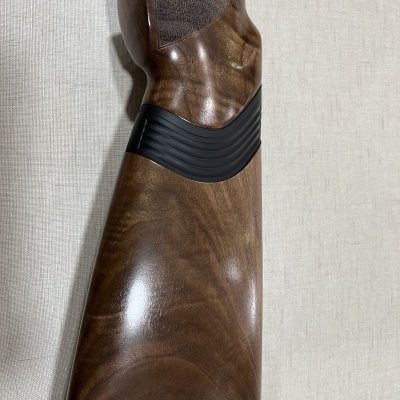 Coronha de espingarda em madeira polida com detalhe preto