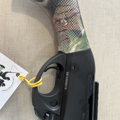 Pega camuflada e sistema de disparo preto de arma de fogo com código impresso