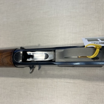 Espingarda com coronha em madeira e acabamento metálico cinza