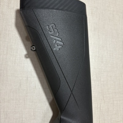 Coronha preta para arma de fogo com textura e texto SIX
