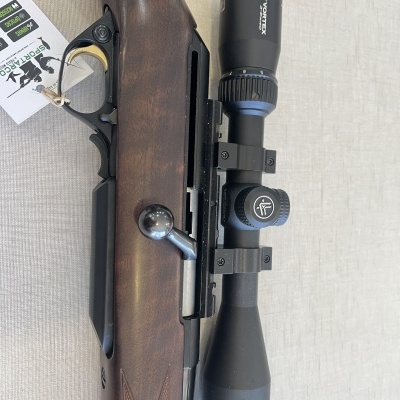 Rifle de madeira com luneta preta e etiqueta