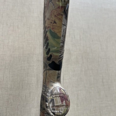 Parte de equipamento com padrão camuflado e peça transparente com texto 'Power'