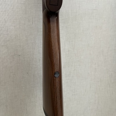 Madeira trabalhada castanha com acabamento brilhante e ponta preta