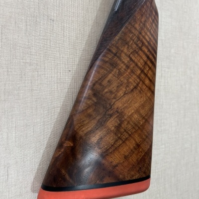 Coronha de espingarda em madeira castanha com apoio vermelho