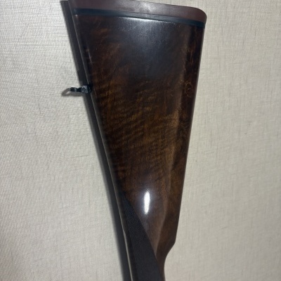 Cano de espingarda com coronha de madeira castanha polida