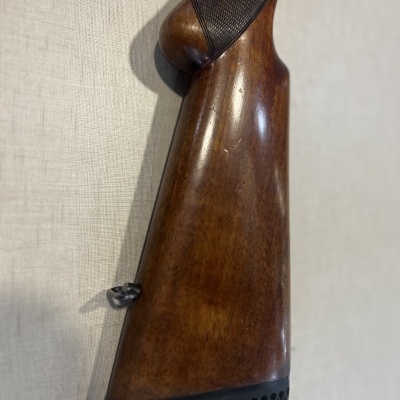 Parte traseira de espingarda de madeira castanha com suporte de borracha preta