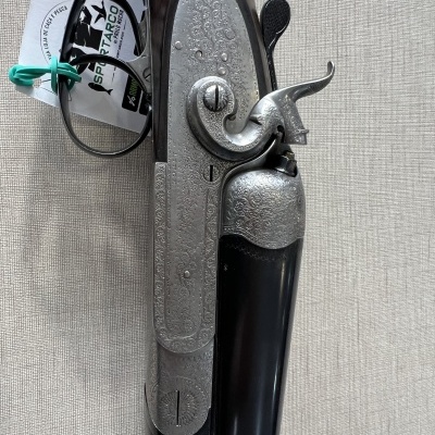 Espingarda de cano duplo com acabamento metálico gravado e madeira escura polida com etiqueta