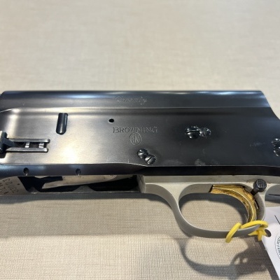 Parte central de arma de fogo Browning em metal negro e madeira castanha