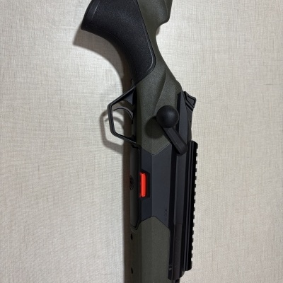 Parte de carabina verde e preta com gatilho e alavanca preta e detalhe vermelho