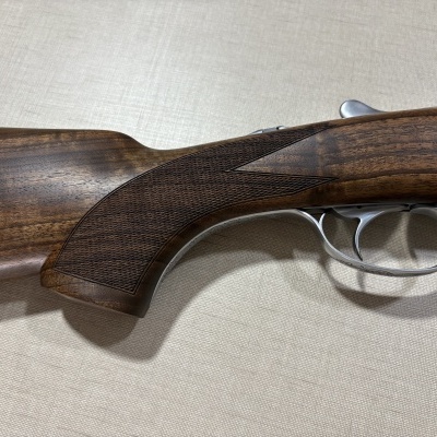 Coronha de espingarda em madeira escura com gatilho duplo em metal prateado