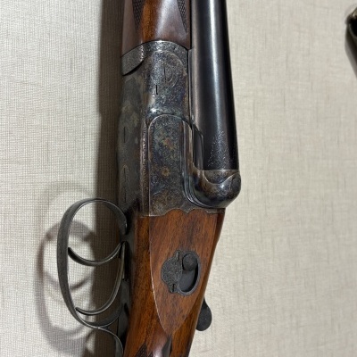 Espingarda antiga com detalhes metálicos e madeira castanha