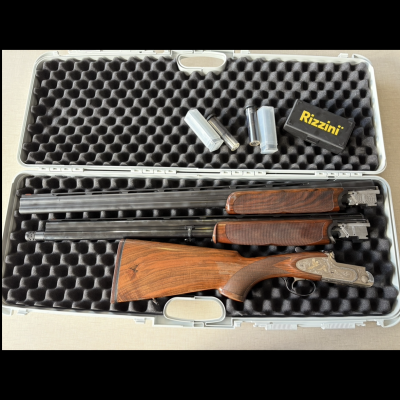 Estojo com duas espingardas, cartuchos e caixa 'Rizzini', interior acolchoado preto