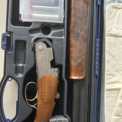 Estojo com espingarda e acessórios em interior moldado a preto